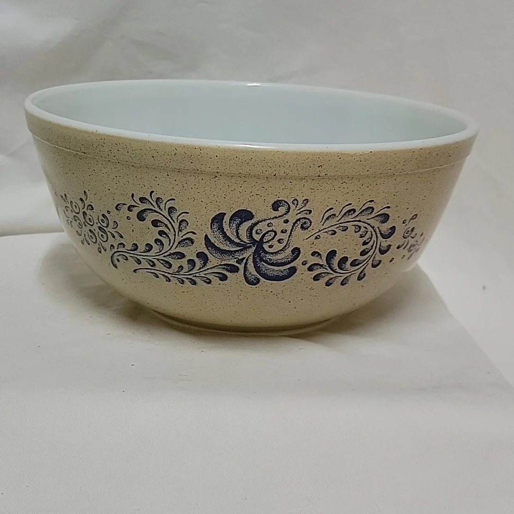 Pyrex 403 Homestead Mixing Bowl, 2 1/2 qt - Picture 3 of 6